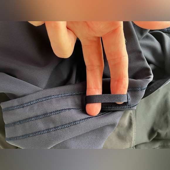 Lululemon High Rise Crop Luxtreme Workout Leggings - True Navy - Size 8 - Picture 5 of 6